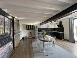 Kuchyňa alebo kuchynka v ubytovaní Gîte Contemporain pour 4 avec Piscine Chauffée et Bureau à Proximité des Sites Historiques - FR-1-489-444
