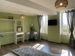 Televízia a/alebo spoločenská miestnosť v ubytovaní Gîte Contemporain pour 4 avec Piscine Chauffée et Bureau à Proximité des Sites Historiques - FR-1-489-444