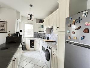 Kuchyň nebo kuchyňský kout v ubytování Bel Appartement T3 avec Vue sur la Dent du Chat et Garage Privé - FR-1-555-88