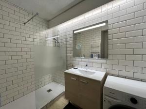 uma casa de banho com um lavatório e um espelho em Studio Villard-de-Lans, 1 pièce, 6 personnes - FR-1-515-166 em Villard-de-Lans