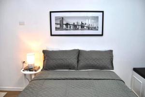 1 dormitorio con 1 cama con una foto en la pared en New York Suite III at Avida Towers Aspira, en Cagayan de Oro