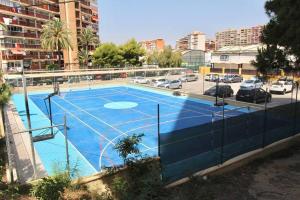 Tenis a/nebo squash v ubytování Apartamento con gran urbanización y piscina nebo okolí