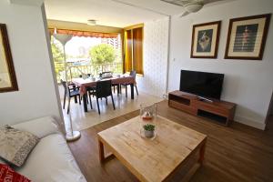 TV a/nebo společenská místnost v ubytování Apartamento con gran urbanización y piscina