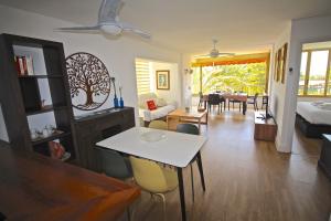 Posezení v ubytování Apartamento con gran urbanización y piscina