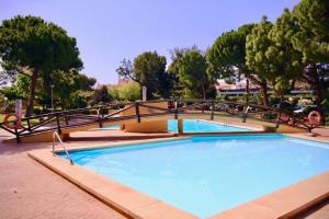 Bazén v ubytování Apartamento con gran urbanización y piscina nebo v jeho okolí