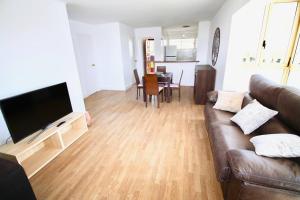 TV a/nebo společenská místnost v ubytování Apartamento con gran urbanización y piscina