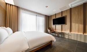 Televiisor ja/või meelelahutuskeskus majutusasutuses Anseong Nomad Hotel
