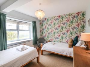 um quarto com duas camas e uma janela em The Cottage em Saltburn-by-the-Sea