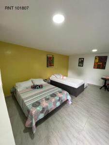 una camera con un letto e una vasca di El Bambu a Santa Rosa de Cabal