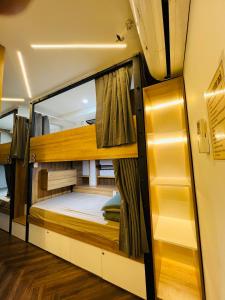 Двухъярусная кровать или двухъярусные кровати в номере Grandma Lu Saigon Hostel - Airport Dist 3