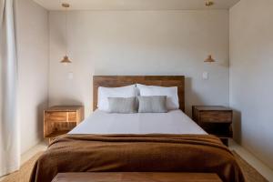 1 dormitorio con 1 cama grande y 2 mesitas de noche en Dt Jt Hot Tub Fire Pit Resort Feels en Joshua Tree