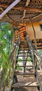 Un escalier en bois mène à un bâtiment. dans l'établissement Lake Paradise Cabana, à Tissamaharama