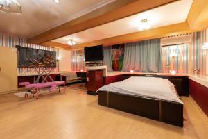 1 dormitorio con 1 cama y sala de estar en HOTEL Z23, en Tsu
