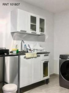 聖羅莎德卡瓦爾的住宿－El Bambu，白色的厨房配有水槽和洗碗机