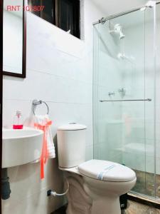 聖羅莎德卡瓦爾的住宿－El Bambu，浴室配有卫生间、盥洗盆和淋浴。