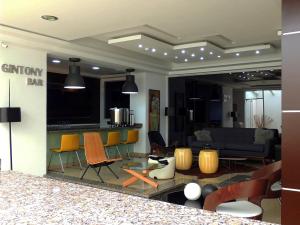 - un salon avec des chaises colorées et une table dans l'établissement Grand Hotel Victoria, à El Morro de Barcelona