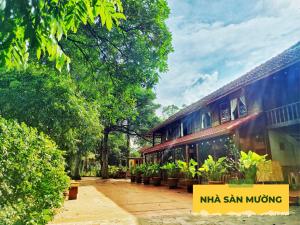 a building with a sign that reads mia san nursing at Wonder Farm Ba Vi - Heritage Retreat in Hà Lộc +59 photos
