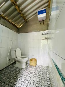 La salle de bains est pourvue de toilettes et d'un distributeur sur le mur. dans l'établissement A Hòa Homestay, à Ye Yen Sun Cay
