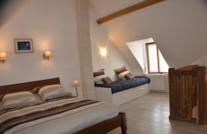 ChâteauvieuxGîtes à l'ombre des chênes的阁楼里有两张床的卧室