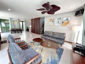 een woonkamer met een bank en een tafel bij Hoang Hai Villas 3 Phu Quoc - 3 Bedrooms - Private Swimming Pool in Phu Quoc