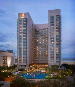 um grande edifício com uma piscina em frente em G Hotel Gurney em George Town