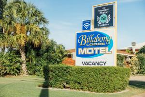 un letrero para un hotel frente a una casa en Billabong Lodge Motel en Townsville