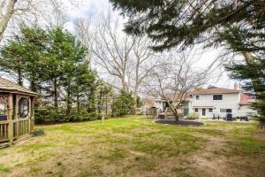 a yard with a house and a tree at Cozy getaway - 5 min drive to beach in Cape May