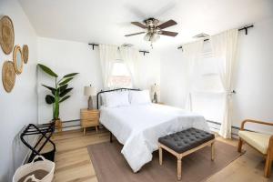 1 dormitorio con 1 cama y ventilador de techo en Cozy getaway - 5 min drive to beach en Cape May