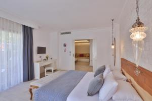 Postel nebo postele na pokoji v ubytování Arnna Hotel