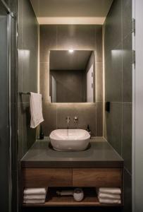 un baño con lavabo y espejo en Jeju Eedo, en Jeju