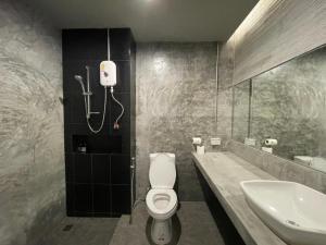 uma casa de banho com um WC e um lavatório em Loft Space Hotel em Ranong