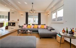 ein Wohnzimmer mit einem Sofa und einem Tisch in der Unterkunft 4 Bedroom Awesome Home In Kosute in Košute