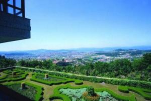 vista para um jardim no topo de um edifício em Hotel do Elevador em Braga