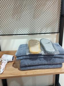 una pila de toallas sentadas sobre una mesa en BSK Bungalows, en Lipa Noi