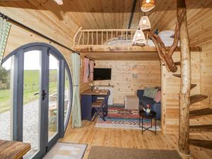 Een interieurfoto van een tiny house met een grote schuifdeur. bij Erme in Plymouth