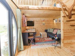 een bureau en uitzicht op een tiny house bij Erme in Plymouth +16 foto's