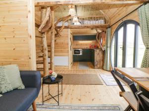 een woonkamer en keuken in een tiny house bij Erme in Plymouth