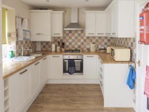 A kitchen or kitchenette at Meadow View
