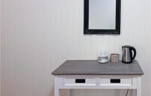 Awesome Apartment In Offersy With Sauna في Offersøy: طاولة بيضاء في غرفة مع مرآة