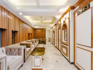 een wachtkamer met banken en een tafel bij Hotel Galaxy Opp Surat Railway Station in Surat