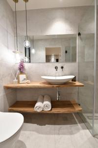 ein Bad mit einem Waschbecken und einem Spiegel in der Unterkunft צימר רפאל in Eilat