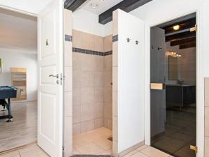 Ένα μπάνιο στο 17 person holiday home in Harboøre-By Traum +37 φωτογραφίες