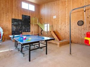 HarboørにあるSix-Bedroom Holiday home in Harboøre 1の卓球台付きの木造の部屋
