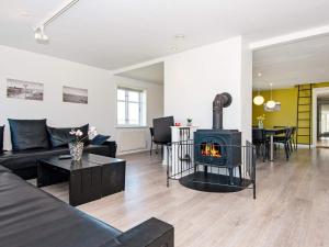 Χώρος καθιστικού στο 17 person holiday home in Harboøre-By Traum