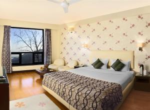 Postel nebo postele na pokoji v ubytování Honeymoon Inn Mussoorie