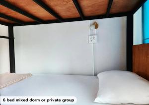 Cama o camas de una habitación en Theppahrak Hostel Khaolak