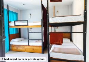 拷叻的住宿－Theppahrak Hostel Khaolak，客房内的两张双层床