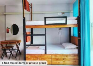 Ce lit se trouve dans un dortoir mixte ou dans un dortoir privé avec des lits superposés. dans l'établissement Theppahrak Hostel Khaolak, à Khao Lak