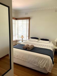 Gallery image of Melbourne delightful & comfortable home. Sleeps 10. Walk to train. 17 km from CBD. in Melbourne