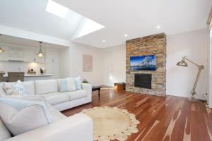 uma sala de estar com um sofá branco e uma lareira em Next to Bliss Luxury Guesthouse em Bright